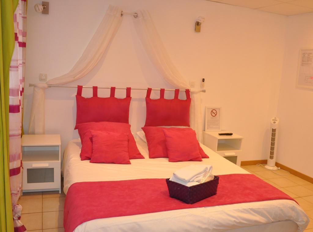 Hotel Les Mimosas Борм-ле-Мімоза Номер фото
