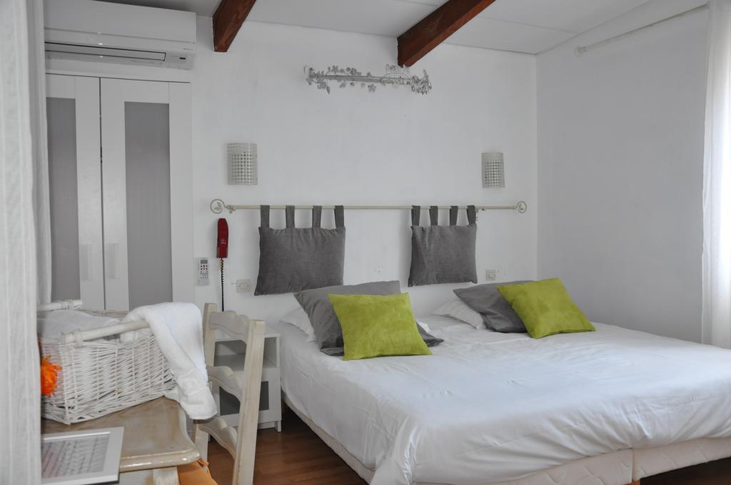 Hotel Les Mimosas Борм-ле-Мімоза Номер фото